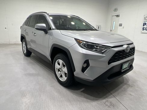 Used 2020 Toyota RAV4 XLE w/ Convenience Package AWD/4WD image 2