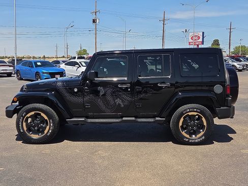 Used 2014 Jeep Wrangler Unlimited Sahara image 2