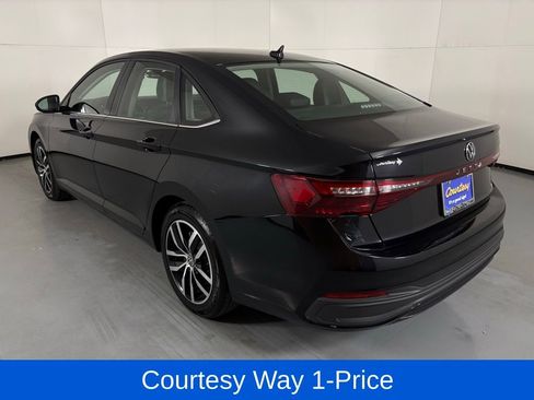Used 2025 Volkswagen Jetta SE FWD image 8