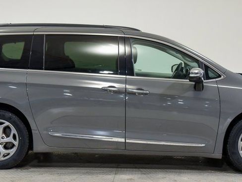 Used 2023 Chrysler Pacifica Limited image 13
