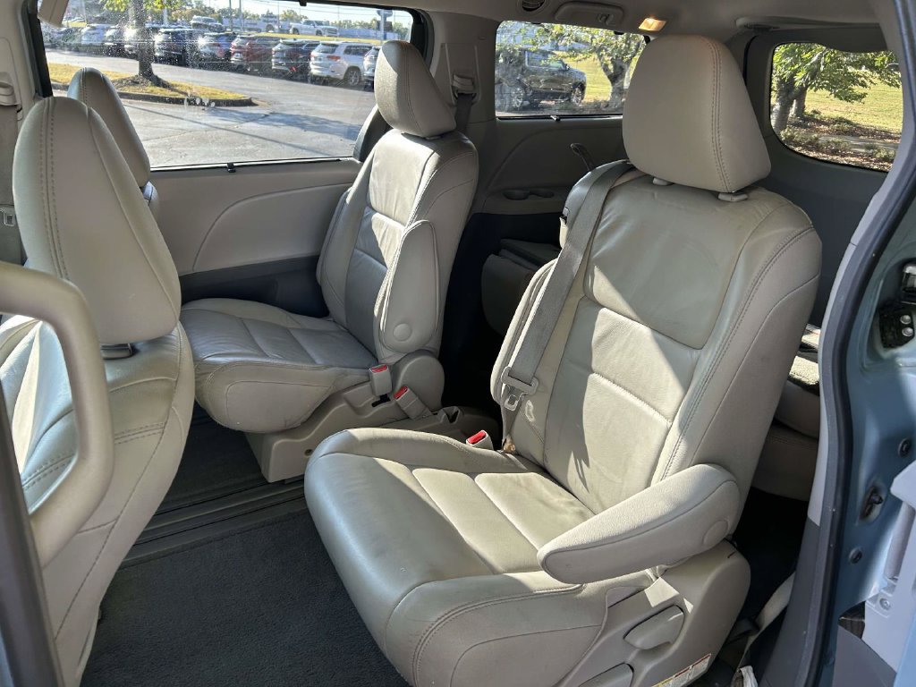 Used 2016 Toyota Sienna XLE Premium FWD image 9