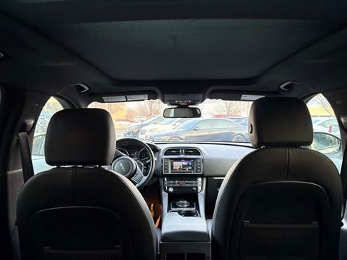 Used 2017 Jaguar F-PACE Prestige image 7
