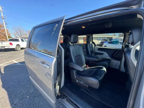 Used 2019 Dodge Grand Caravan SXT image 16