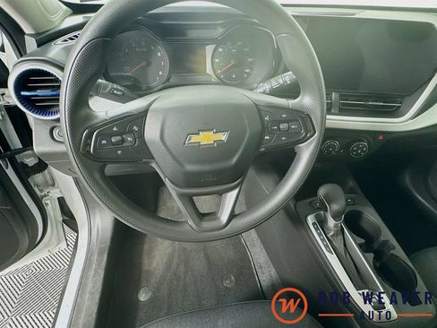 Used 2024 Chevrolet Trax LS w/ LS Convenience Package FWD image 13