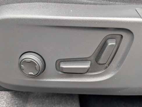 Used 2023 Volvo XC40 B5 Ultimate image 25