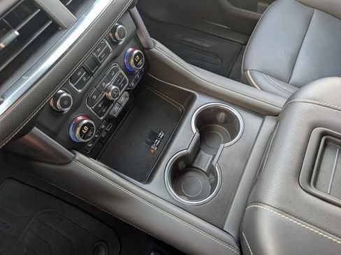 Used 2024 GMC Yukon SLT w/ SLT Luxury Package AWD/4WD image 17
