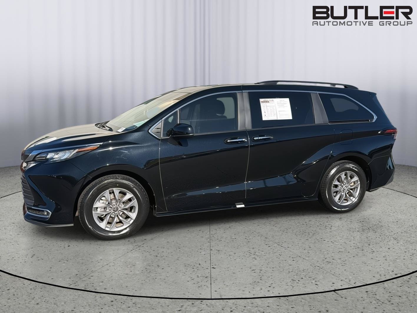 Used 2023 Toyota Sienna XLE FWD image 3