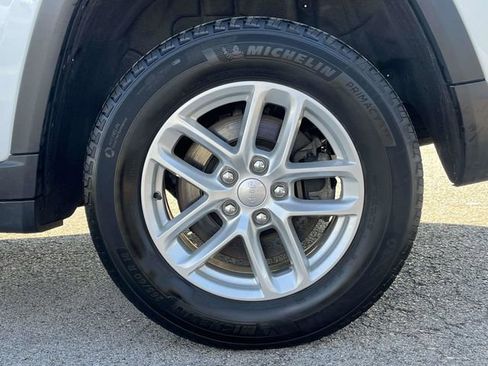 Used 2024 Jeep Grand Cherokee L Laredo image 11