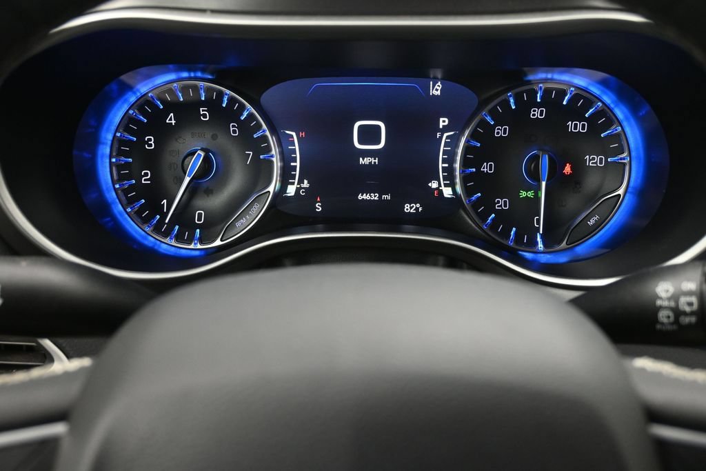 Used 2023 Chrysler Pacifica Touring-L FWD image 10
