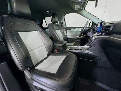 Certified 2022 Ford Explorer XLT w/ Equipment Group 202A image 15