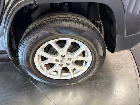 Used 2016 Jeep Cherokee Latitude FWD image 16