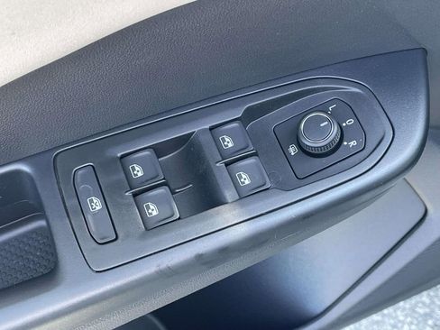 New 2026 Volkswagen Taos SE FWD image 14