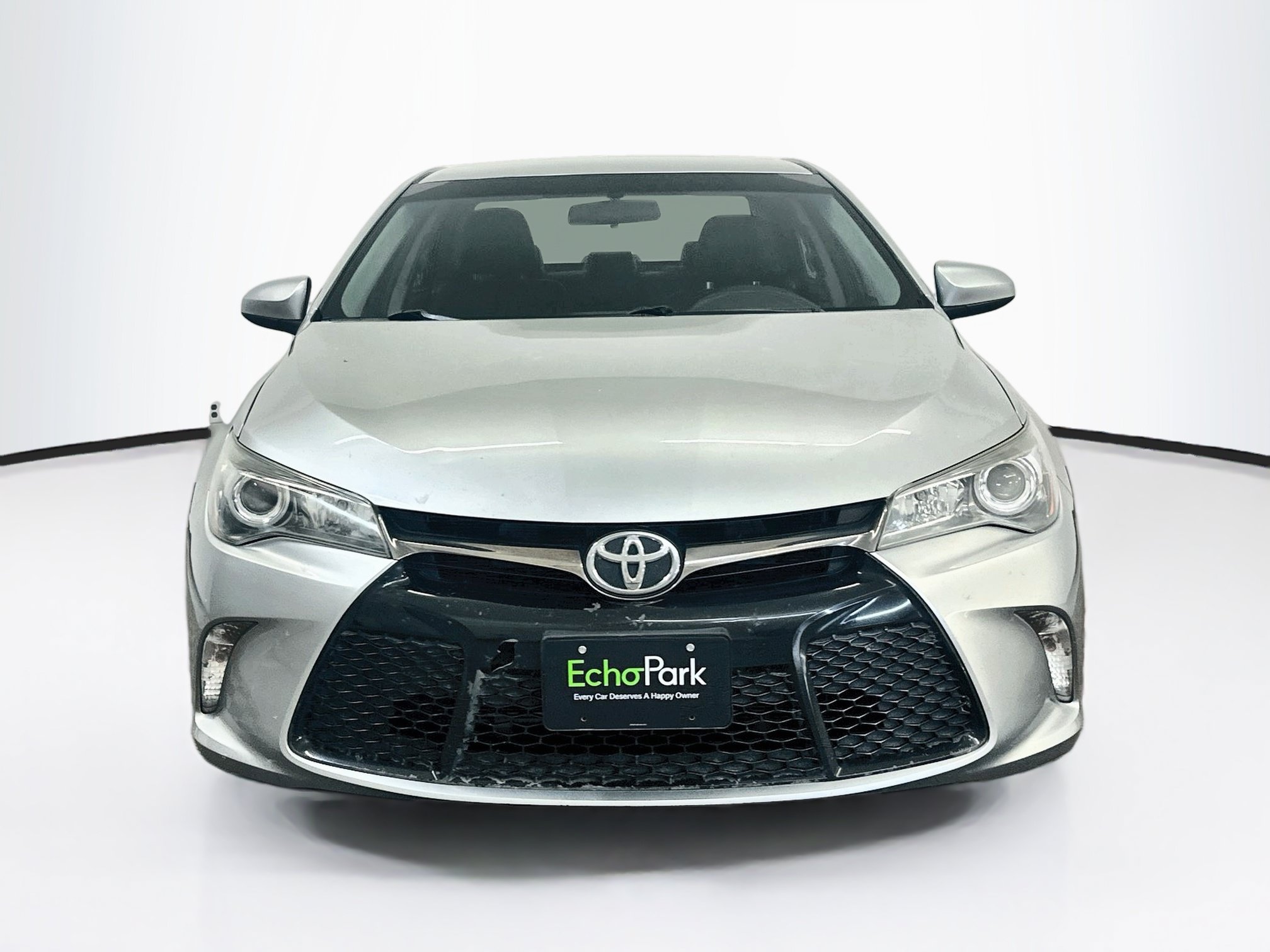 Used 2015 Toyota Camry SE FWD image 2