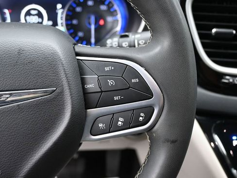 Used 2023 Chrysler Pacifica Touring-L FWD image 36