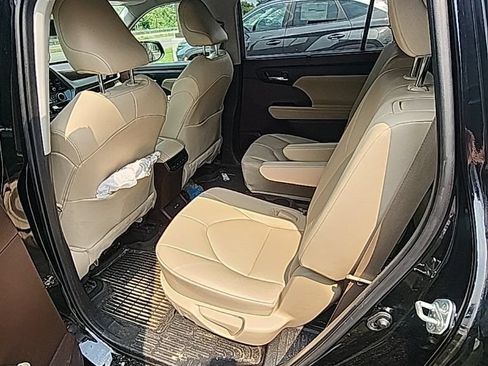 Used 2021 Toyota Highlander XLE AWD/4WD image 8