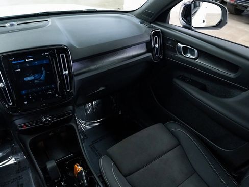 Used 2023 Volvo XC40 Recharge Ultimate image 11