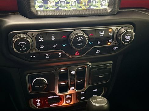 Used 2023 Jeep Gladiator Rubicon w/ Cold Weather Group AWD/4WD image 23