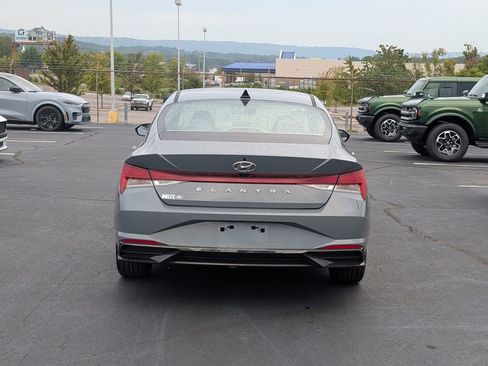 Used 2022 Hyundai Elantra SEL w/ Convenience + Premium Package image 9