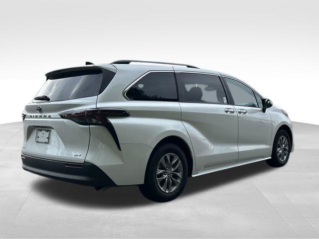 Used 2026 Toyota Sienna XLE AWD/4WD image 5