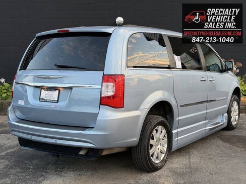 Used 2013 Chrysler Town & Country Touring FWD image 4
