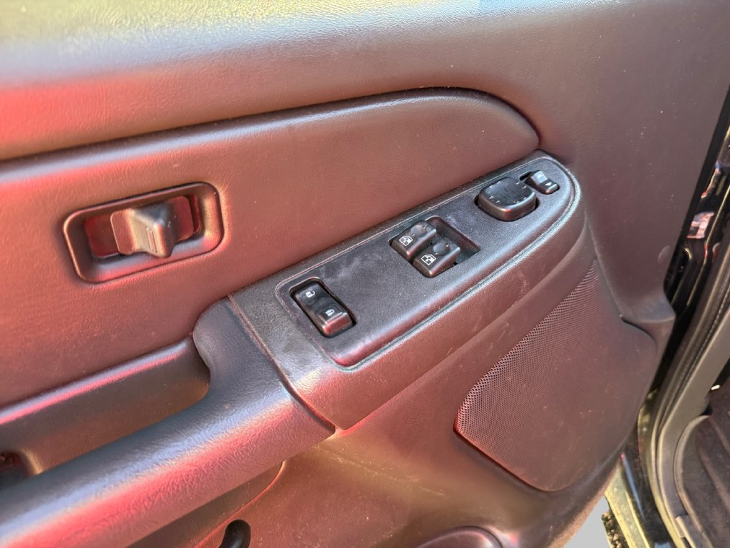 Used 2005 GMC Sierra 2500 SLE w/ Snow Plow Prep Package AWD/4WD image 17