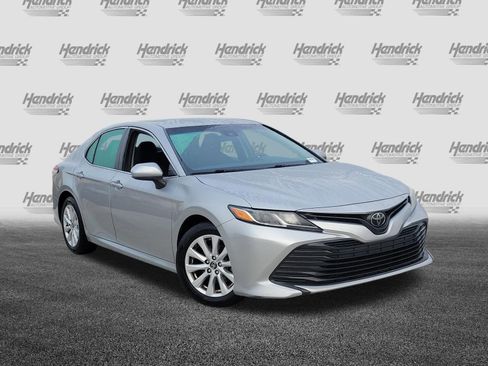 Used 2018 Toyota Camry LE image 2
