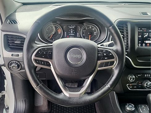 Used 2019 Jeep Cherokee Latitude Plus w/ Comfort/Convenience Group AWD/4WD image 17