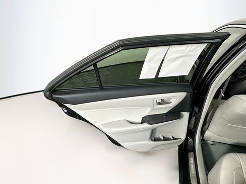 Used 2016 Toyota Camry XLE w/ Moonroof Package image 27