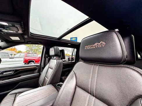 Used 2025 Chevrolet Suburban High Country image 53