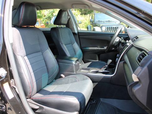 Used 2015 Toyota Camry SE FWD image 28