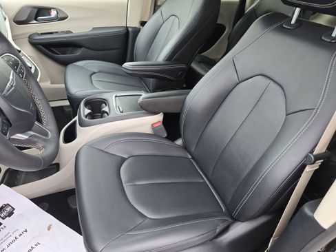 Used 2024 Chrysler Pacifica Limited FWD image 17