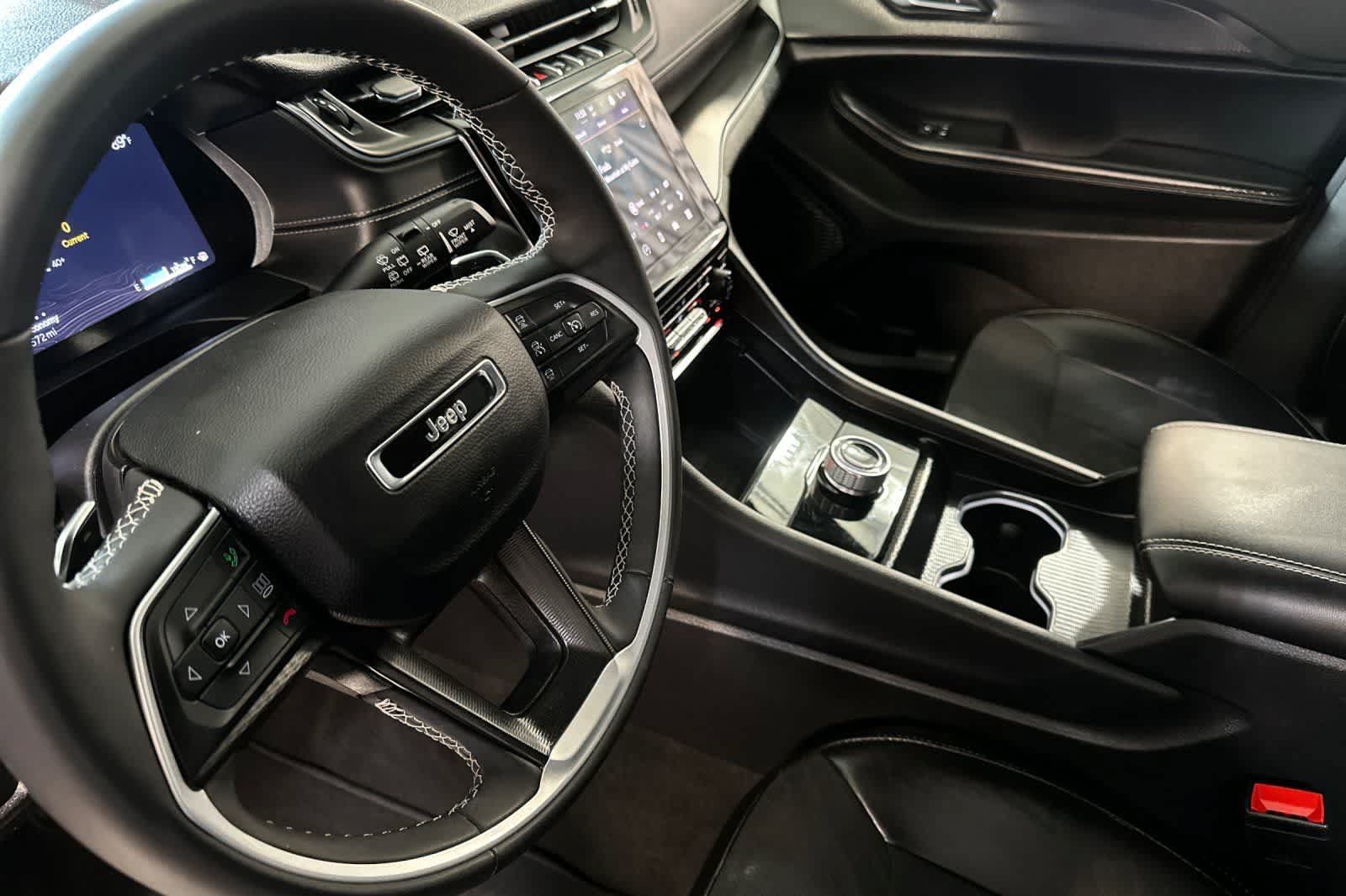 Used 2024 Jeep Grand Cherokee L Laredo RWD image 12