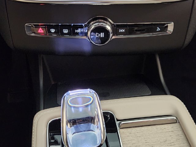 New 2026 Volvo XC90 T8 Plus w/ Protection Package Premier AWD/4WD image 19