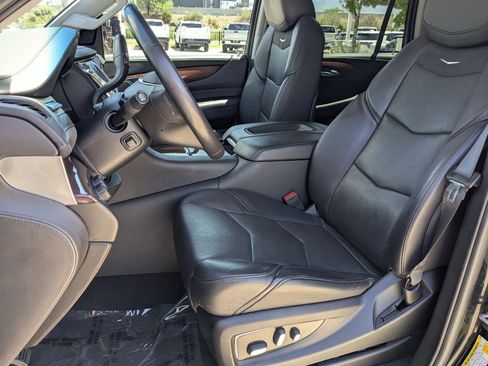 Used 2019 Cadillac Escalade Luxury AWD/4WD image 26