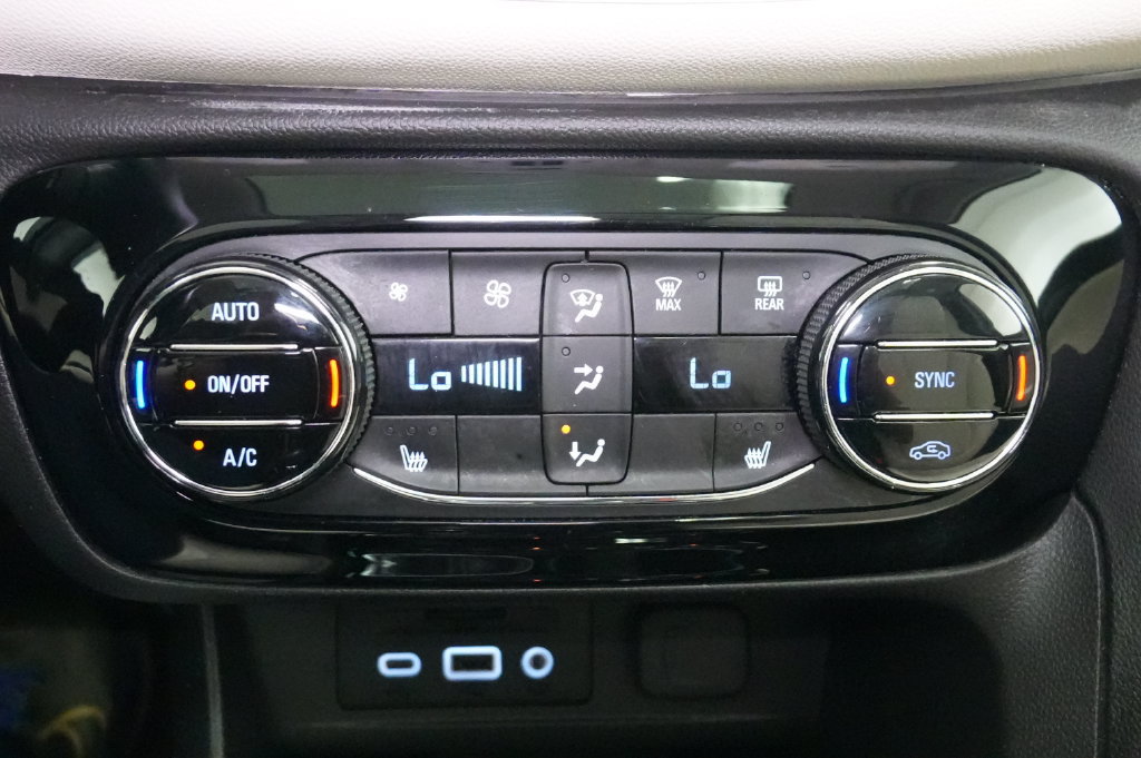 Used 2020 Buick Encore GX Essence w/ Experience Buick Package AWD/4WD image 37