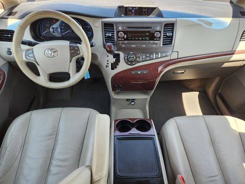 Used 2013 Toyota Sienna XLE FWD image 25