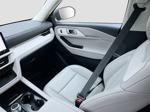 Used 2025 Ford Explorer Active w/ Active Comfort Package image 23