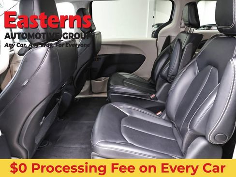 Used 2023 Chrysler Pacifica Touring-L FWD image 21