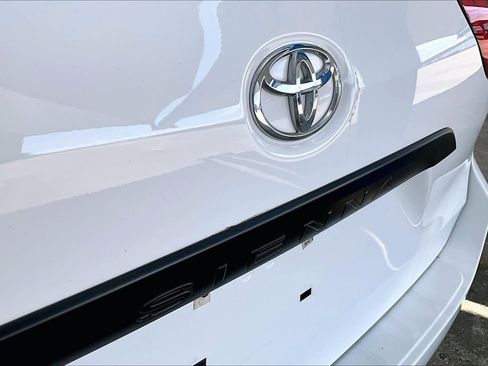 Used 2018 Toyota Sienna L image 29