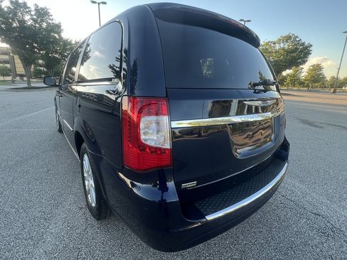 Used 2014 Chrysler Town & Country Touring FWD image 3