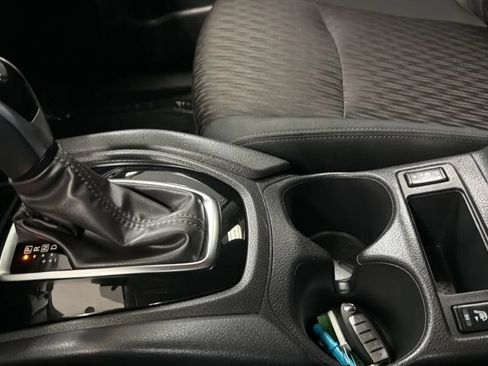 Used 2020 Nissan Rogue SV FWD image 12