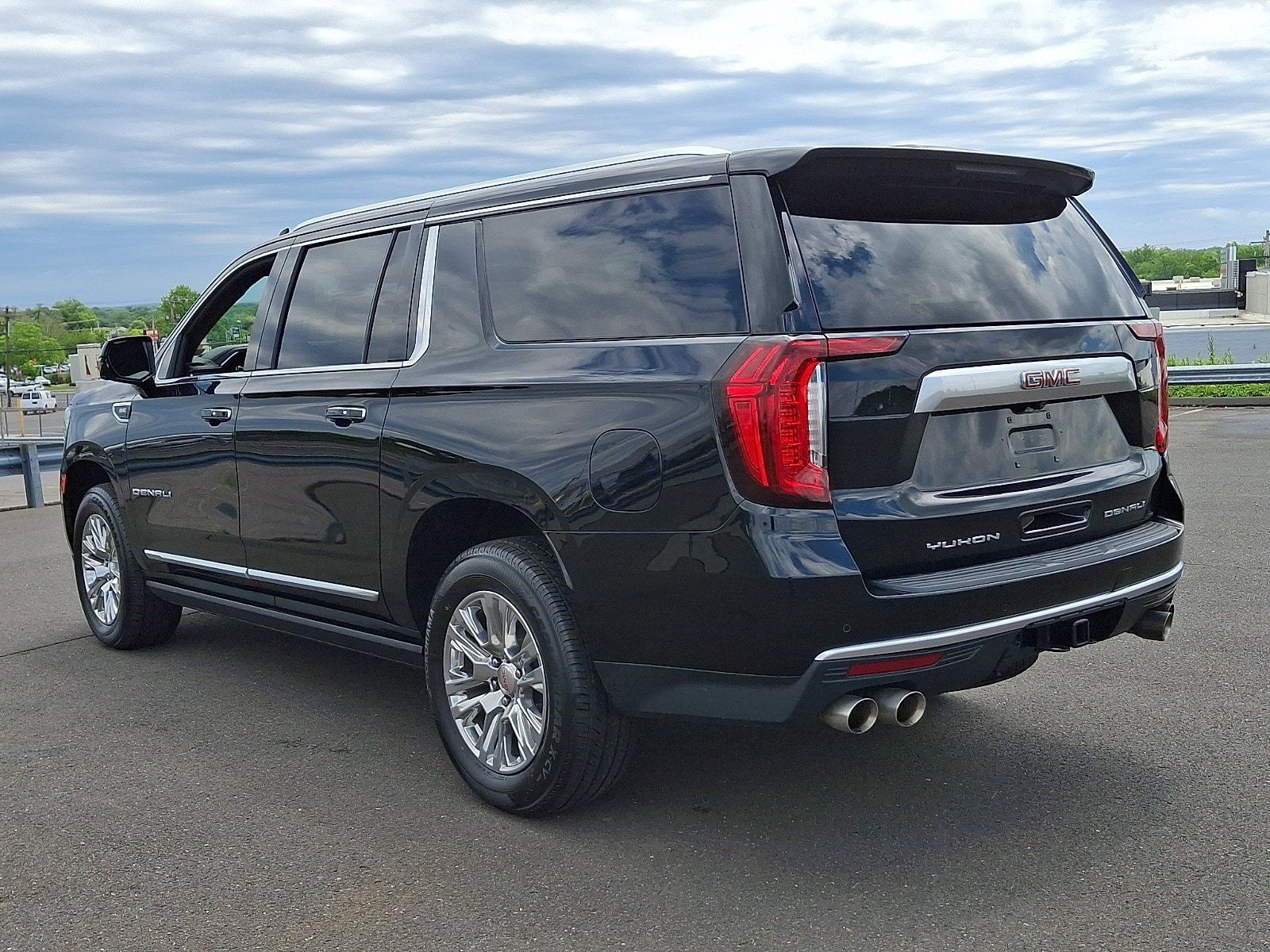 Used 2022 GMC Yukon XL Denali w/ Max Trailering Package AWD/4WD image 4