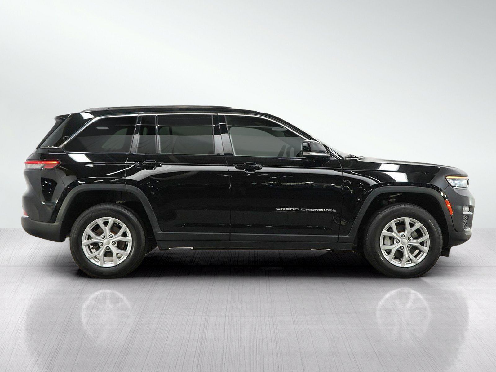 Used 2023 Jeep Grand Cherokee Limited AWD/4WD image 7