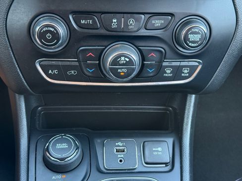 Used 2019 Jeep Cherokee Latitude Plus w/ Comfort/Convenience Group image 28