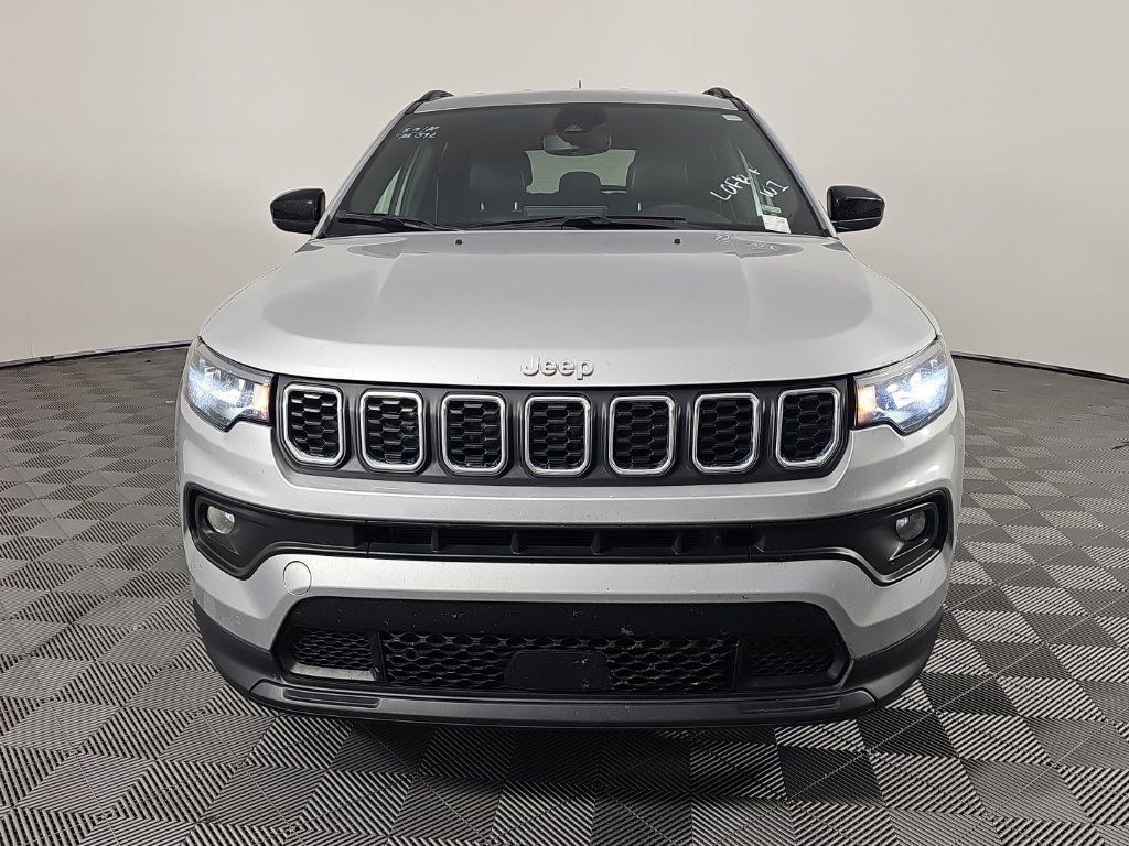 Used 2024 Jeep Compass Latitude AWD/4WD image 3