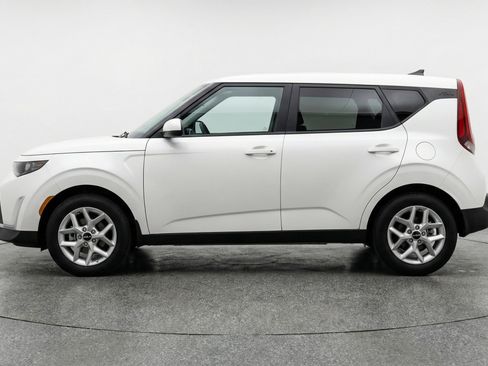 Used 2025 Kia Soul LX w/ LX Technology Package FWD image 5