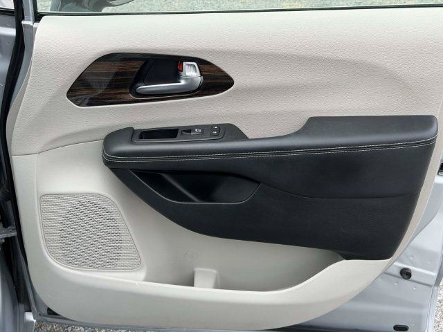 Used 2023 Chrysler Pacifica Limited FWD image 8