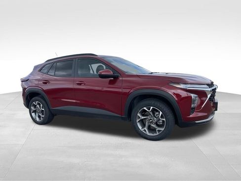 Used 2025 Chevrolet Trax LT FWD image 2
