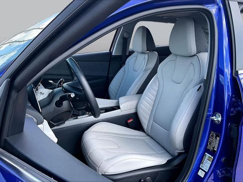 Certified 2025 Hyundai Elantra Limited FWD image 8