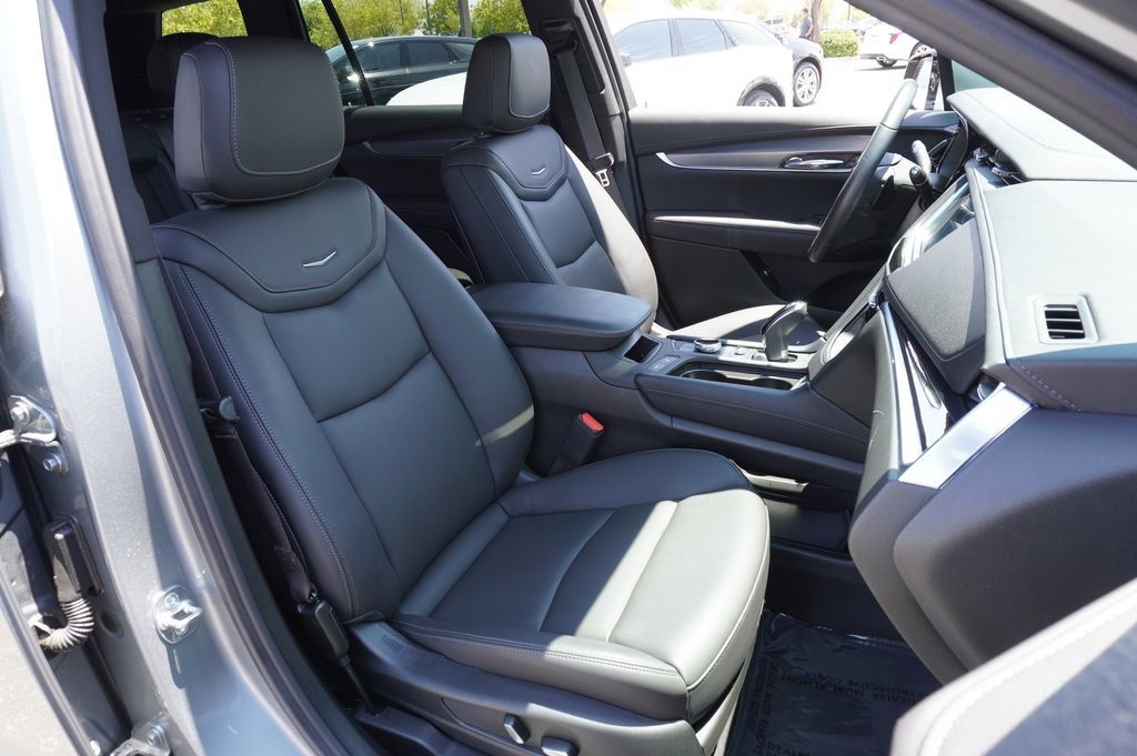 Certified 2025 Cadillac XT6 Luxury FWD image 16